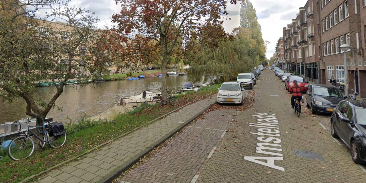 Man door duikteam uit Zuider Amstelkanaal gered na val uit boot