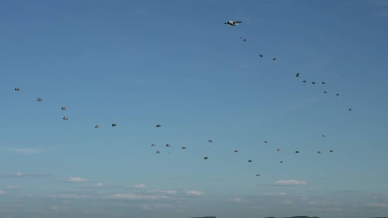 Beeld uit video: NAVO-troepen voeren grootste parachutesprong uit sinds WO II