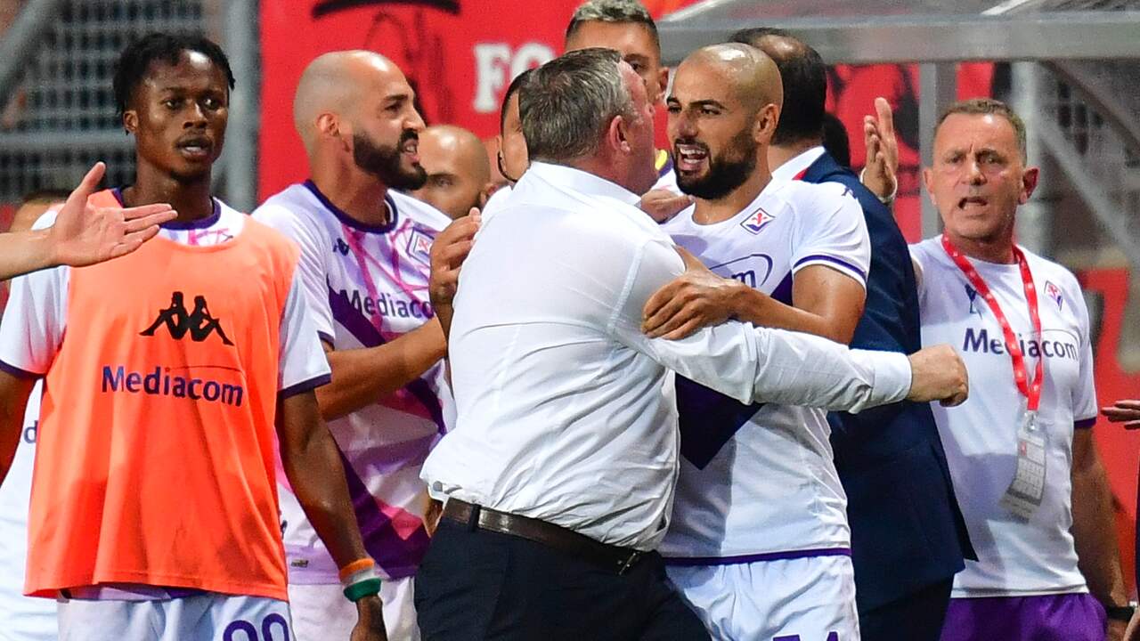 L'allenatore dell'FC Twente Ron Jans è stato costretto a calmarsi dal giocatore della Fiorentina Sofiane Amrabat in una tumultuosa serata a Enschede.