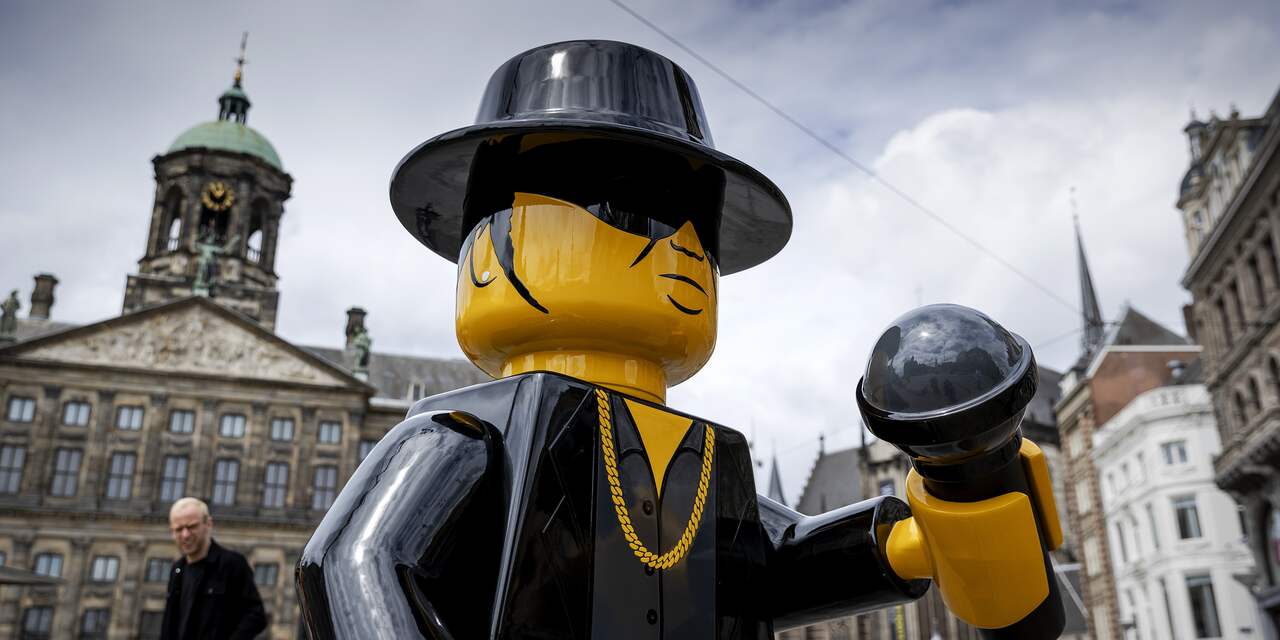 LEGO-beeld van André Hazes na 'ontvoering' terug op de Dam