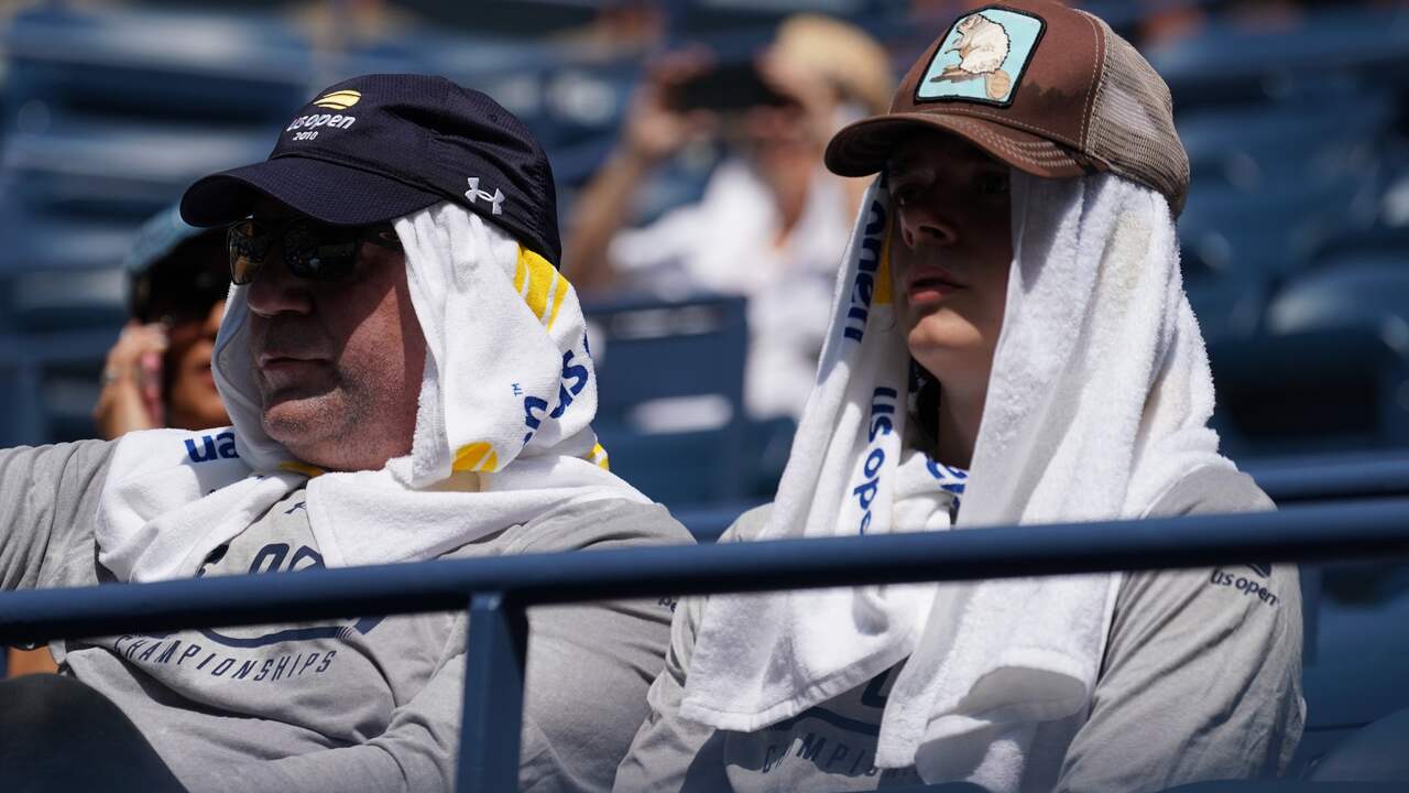 Tennisfans beschermen zich tegen de zon