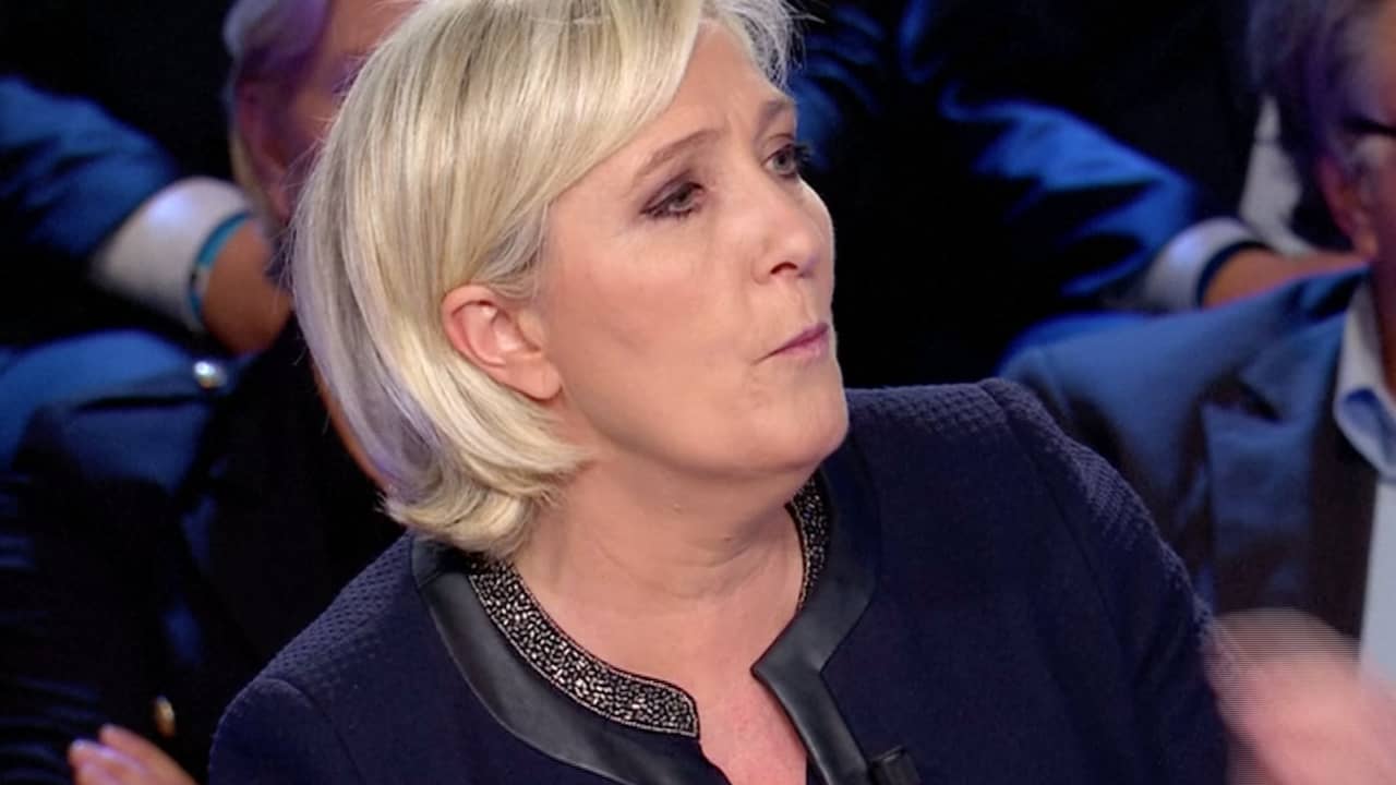 Beeld uit video: Presidentskandidaten vallen Le Pen aan tijdens Frans televisiedebat