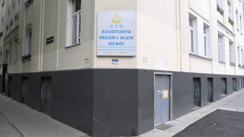 Oostenrijk sluit moskeeën en wil imams uitwijzen