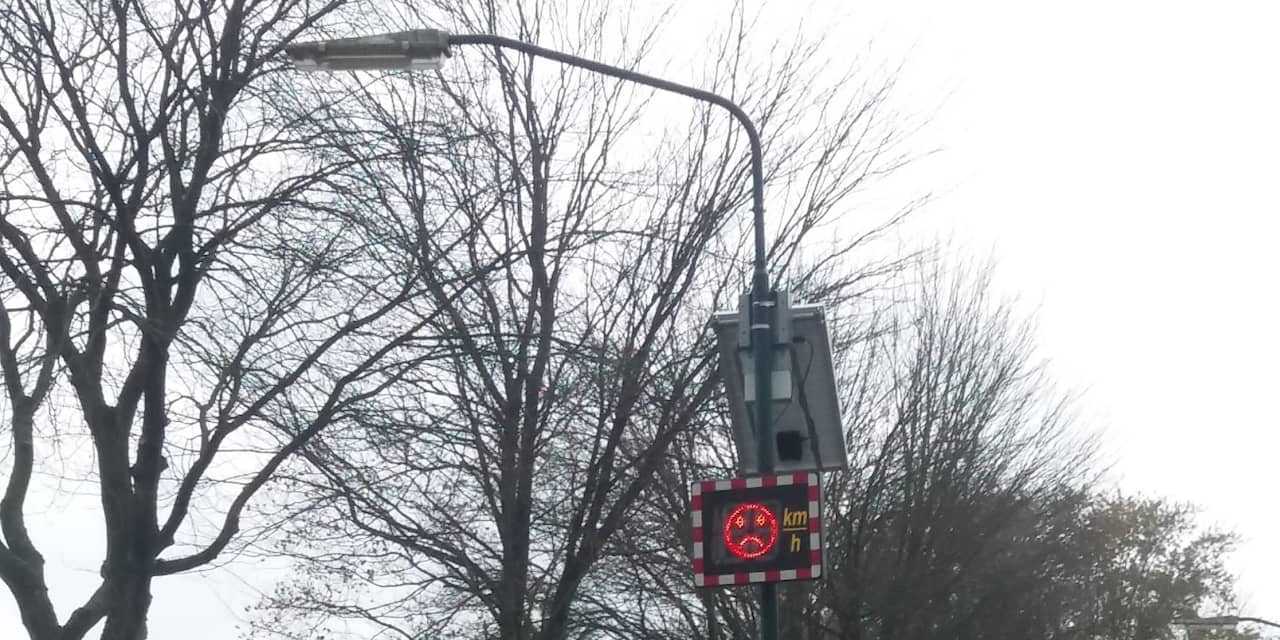 Smiley-bord geplaatst aan Langelaar en Oosterhoutseweg in Teteringen