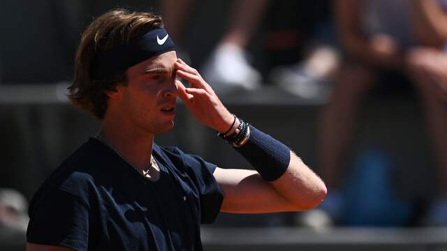 Teleurstelling bij Andrey Rublev na zijn uitschakeling op Roland Garros.