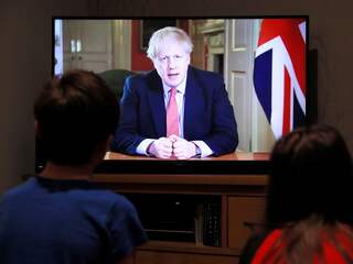 Premier Boris Johnson kondigt maatregelen aan: 'Britten, blijf thuis'