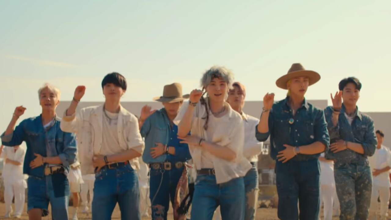 Beeld uit video: BTS - Permission To Dance