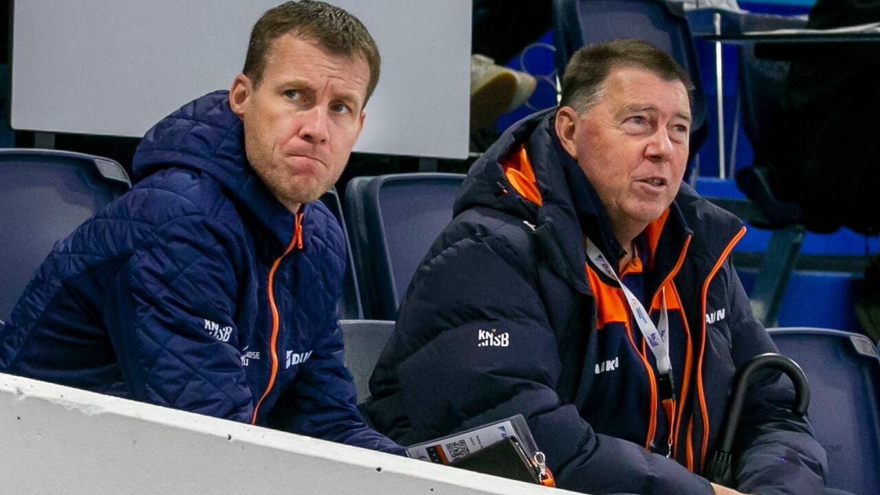 Technisch directeur Remy de Wit (links) en bondscoach Jan Coopmans (rechts) bepalen wie geselecteerd worden voor de laatste wereldbekerwedstrijd in Calgary.