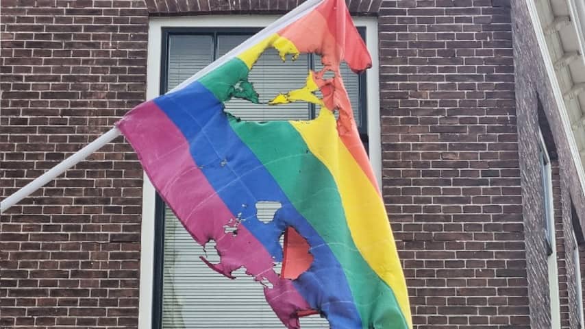 Regenboogvlag van lhbtiq+-vereniging in Delft met opzet verbrand