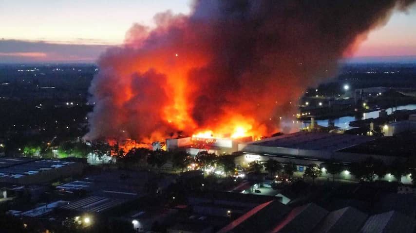 Grote brand bij bedrijf in Oss na 24 uur nog niet geblust, vuur breidt zich uit