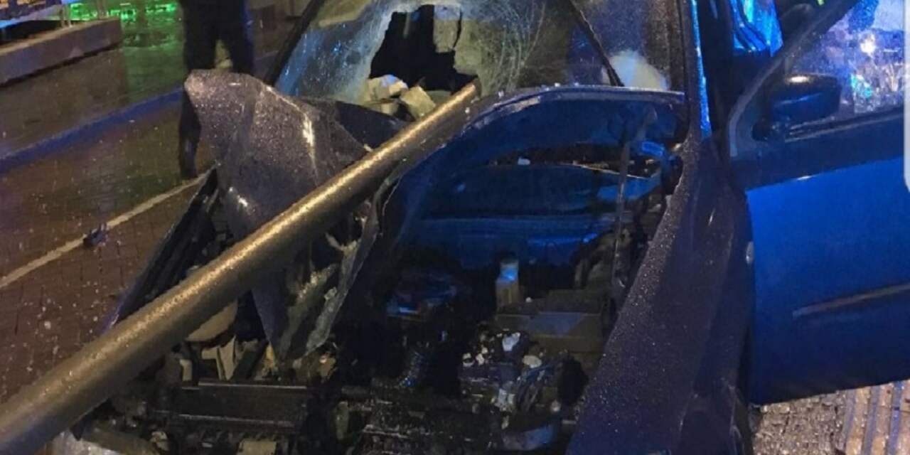 Metalen buis doorboort auto op Rokin, bestuurder lichtgewond