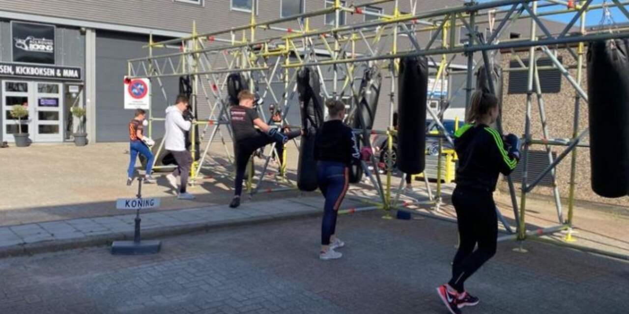 Alphense boksschool hangt bokszakken buiten voor 'coronaproof' sporten