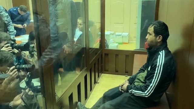 Verdachten van aanslag Moskou verschijnen gehavend in rechtszaal