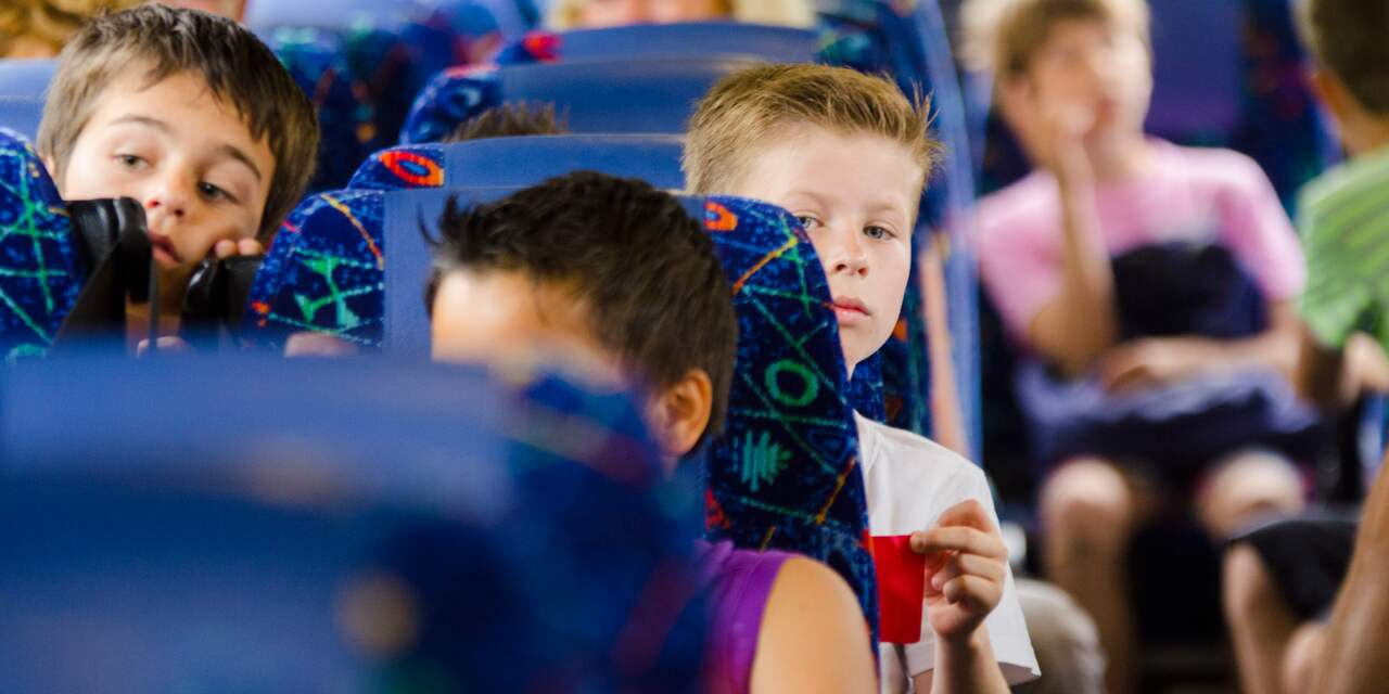 Dronken chauffeur met bus vol kinderen van de weg gehaald