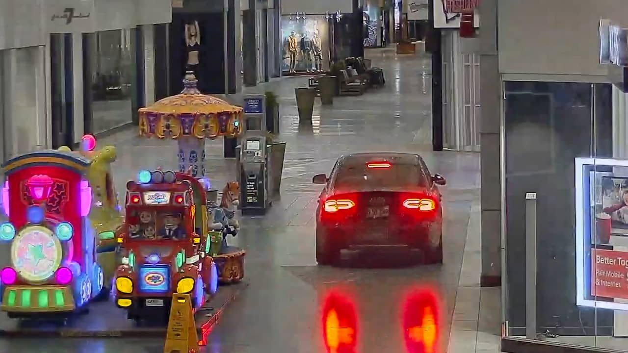 Beeld uit video: Inbrekers rijden met auto Canadees winkelcentrum binnen