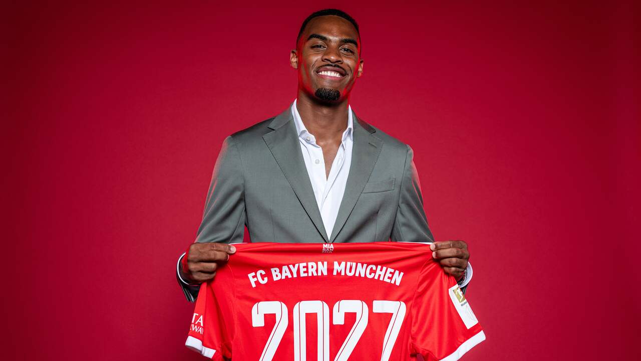 De grote glimlach van Ryan Gravenberch bij zijn presentatie bij Bayern München.