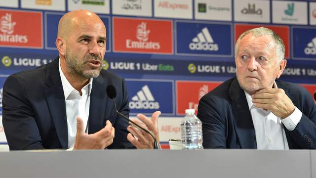 Peter Bosz tijdens zijn presentatie, met rechts van hem Olympique Lyon-voorzitter Jean-Michel Aulas.