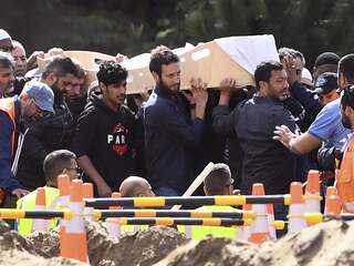 Eerste slachtoffers terroristische aanslagen Christchurch begraven