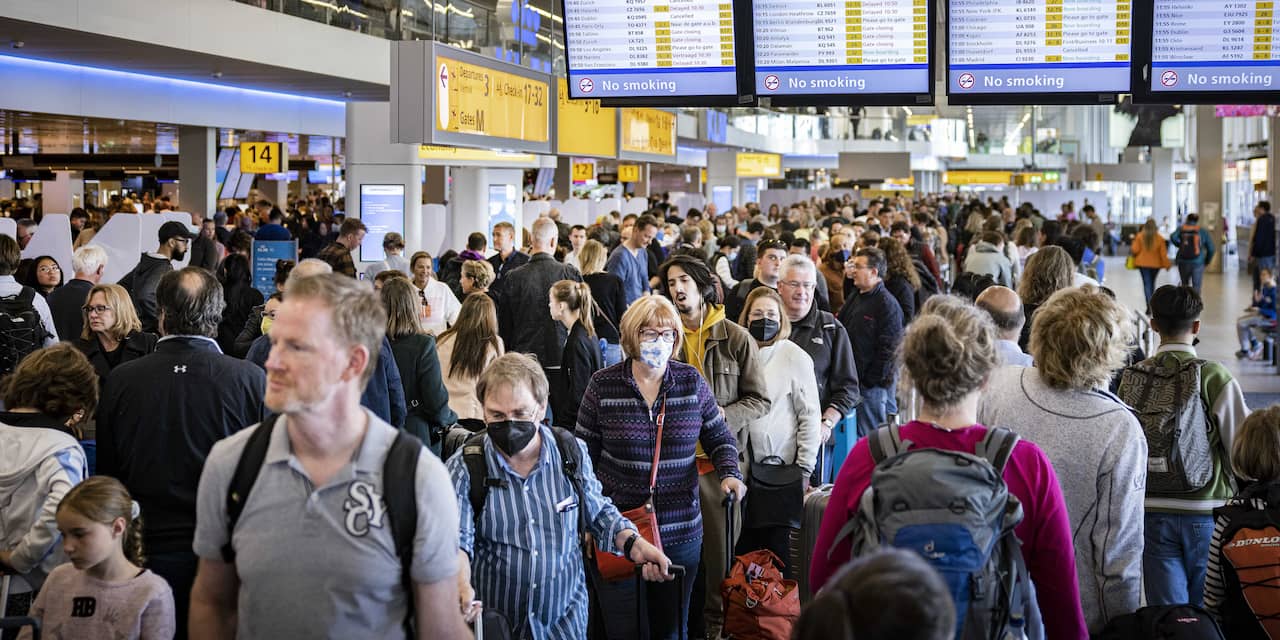 KLM schrapt vrijdag al tientallen vluchten wegens drukte op Schiphol