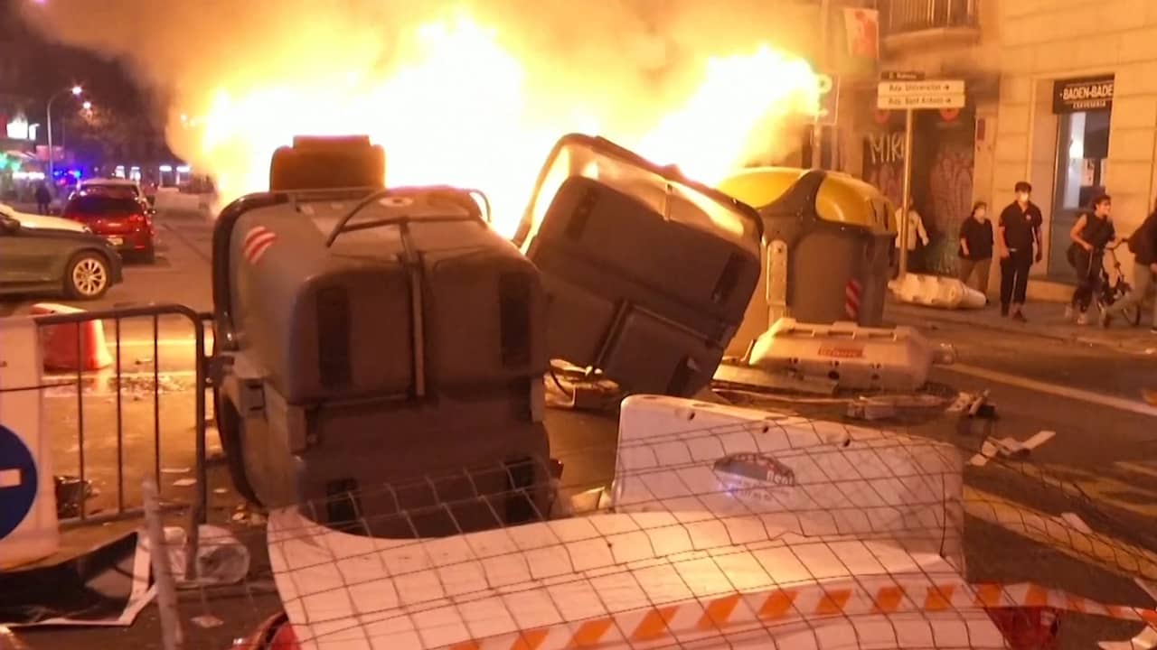 Beeld uit video: Catalanen steken vuilnisbakken in brand bij protest