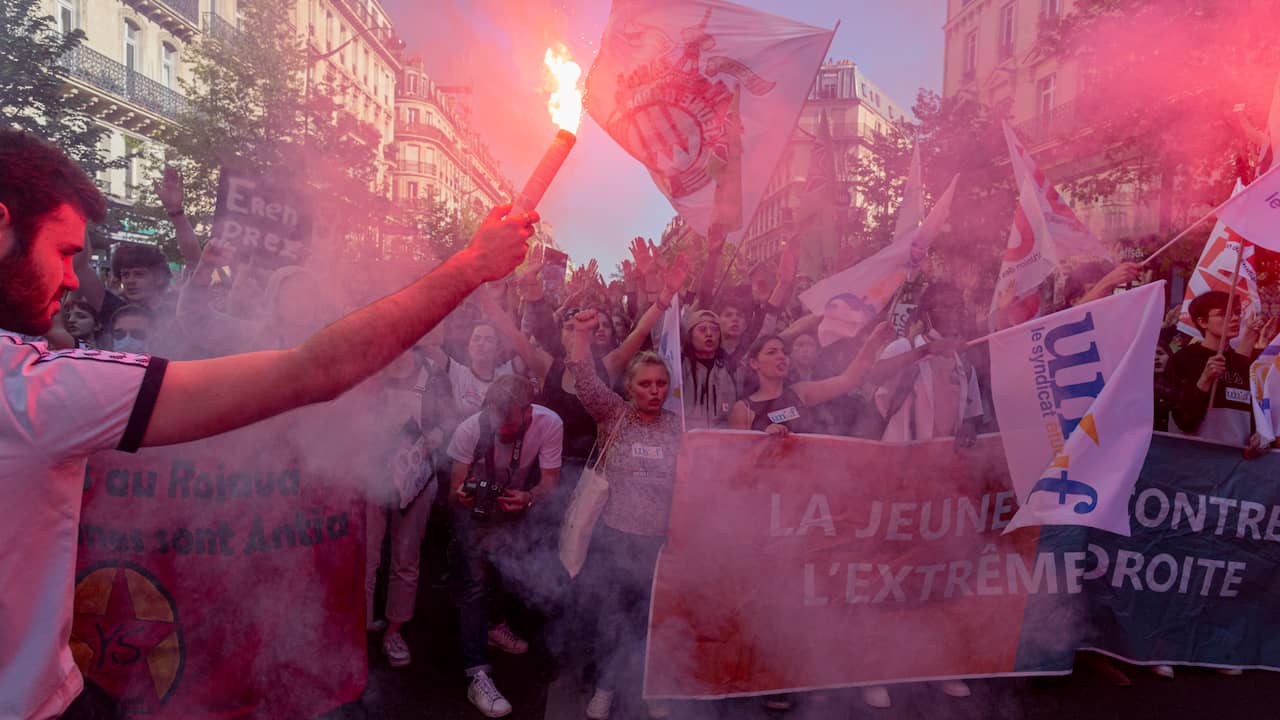 Des milliers de manifestants en France descendent dans la rue contre l’extrême droite |  À PRÉSENT