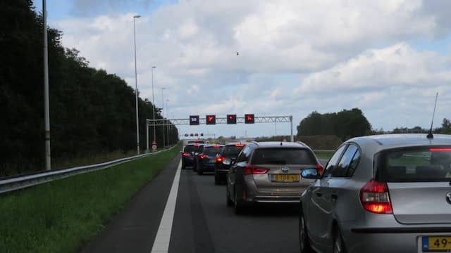 A10 bij Duivendrecht tijdelijk afgesloten na ongeluk. A10 bij Duivendrecht tijdelijk afgesloten na ongeluk.