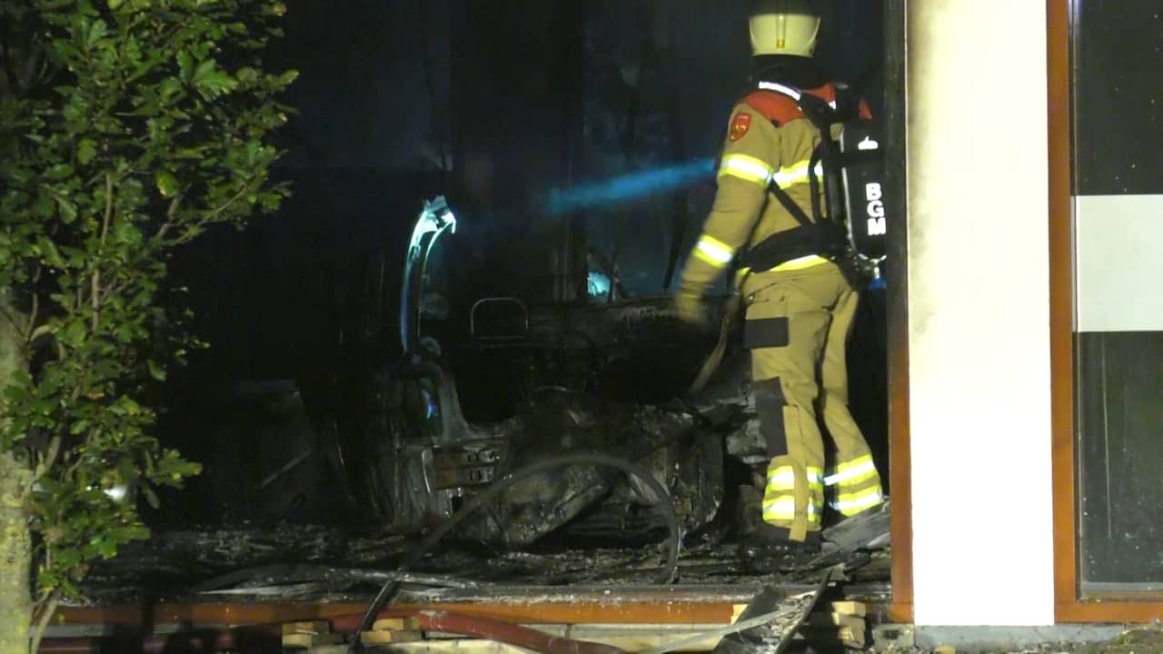 Beeld uit video: Ravage nadat auto op gemeentehuis Lingewaard inrijdt