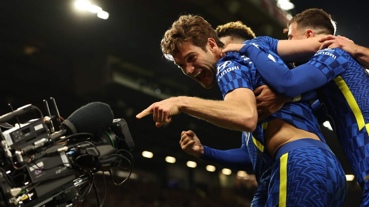 Marcos Alonso juicht na zijn goal tegen Manchester United.