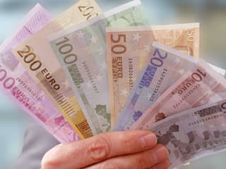 Vrouw (89) krijgt duizenden euro's terug na kapot scheuren geld
