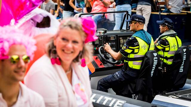 Agenten surveilleren op het water tijdens Pride Amsterdam.