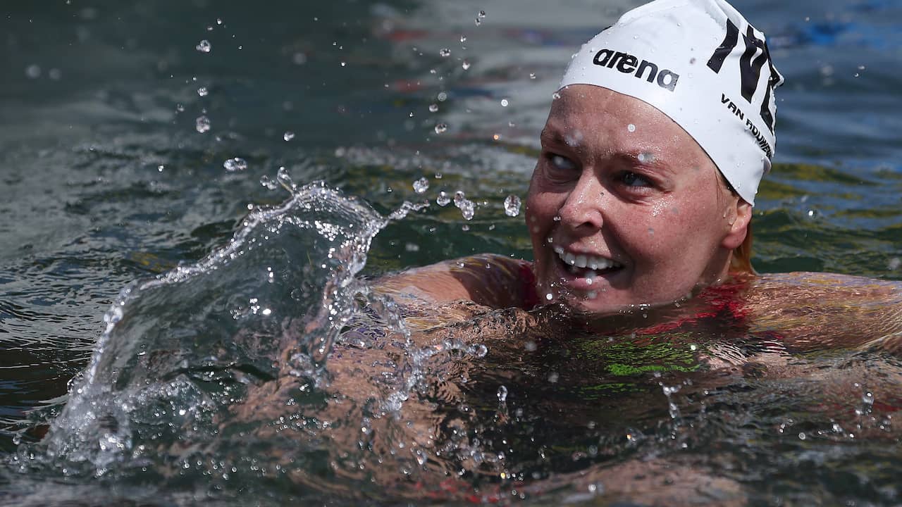 Sharon van Rouwendaal is voor het eerst wereldkampioen geworden in het open water.