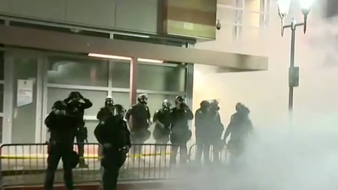 Politie vuurt traangas af op demonstranten na toespraak Trump in Phoenix