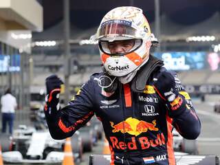 Verstappen pakt in Abu Dhabi voor derde keer in zijn carrière poleposition