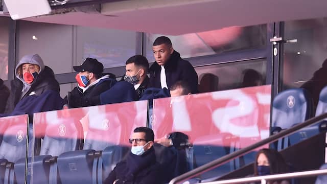 Kylian Mbappe (rechtsboven) bekeek het duel met RC Lens van zaterdag vanaf de tribune.