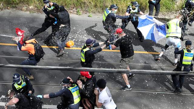 Demonstranten botsen met de politie in Melbourne.