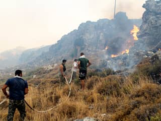 Wind bemoeilijkt blussen bosbranden Rhodos, vluchten naar eiland geschrapt