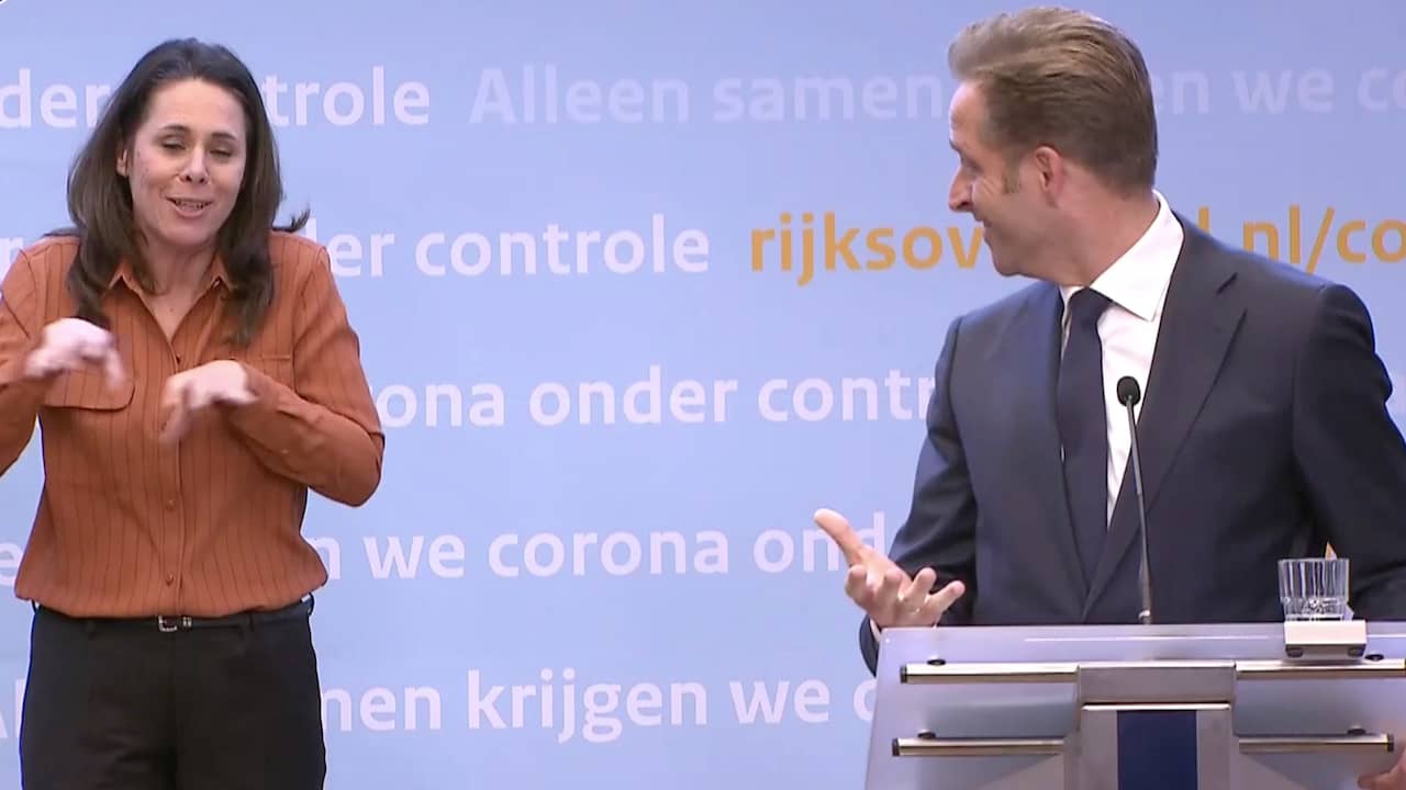 Beeld uit video: Minister De Jonge grapt over gebaar voor hamsteren