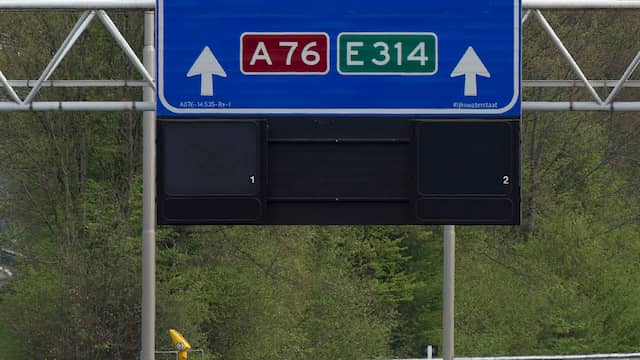 A76 woensdagnacht dicht na ongeval vrachtwagen met gevaarlijke stoffen. A76 woensdagnacht dicht na ongeval vrachtwagen met gevaarlijke stoffen.