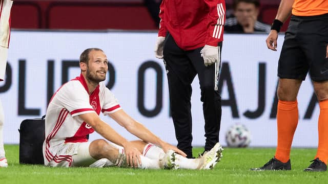 Daley Blind zit op de grond tijdens de oefenwedstrijd tegen Hertha BSC.