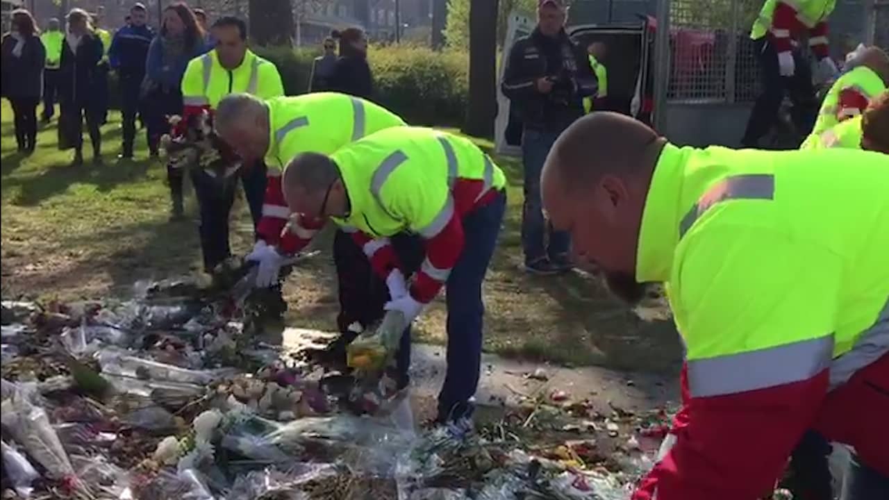 Beeld uit video: Medewerkers gemeente Utrecht halen bloemen weg bij plek aanslag
