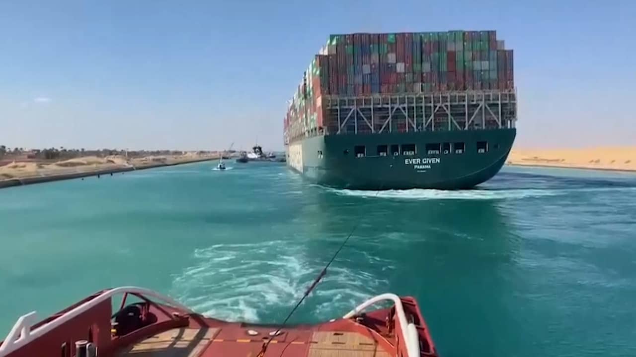 Beeld uit video: Bekijk hier hoe het vastgelopen vrachtschip in het Suezkanaal werd losgetrokken