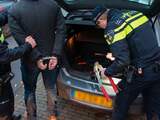 Politie vindt geld, drugs en vuurwapens in woning en auto aan Kramerstraat