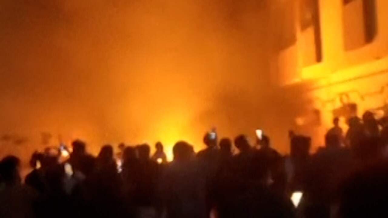 Beeld uit video: Libiërs bestormen parlementsgebouw en stichten brand