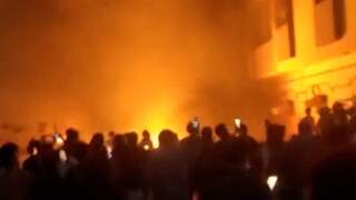 Libiërs bestormen parlementsgebouw en stichten brand