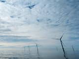 NOORDZEE - Windmolens reiken boven het wateroppervlakte van de Noordzee, 23 kilometer uit de kust ter hoogte van de strook tussen Zandvoort en Noordwijk. De windmolens zijn onderdeel van windpark Luchterduinen van Eneco. ANP REMKO DE WAAL