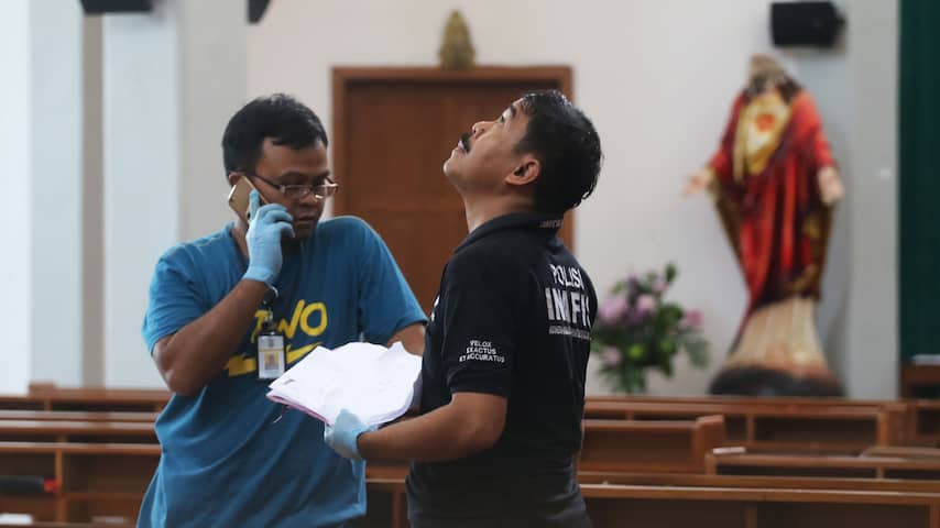 Gewonden na binnenstormen man met zwaard tijdens kerkdienst Indonesië