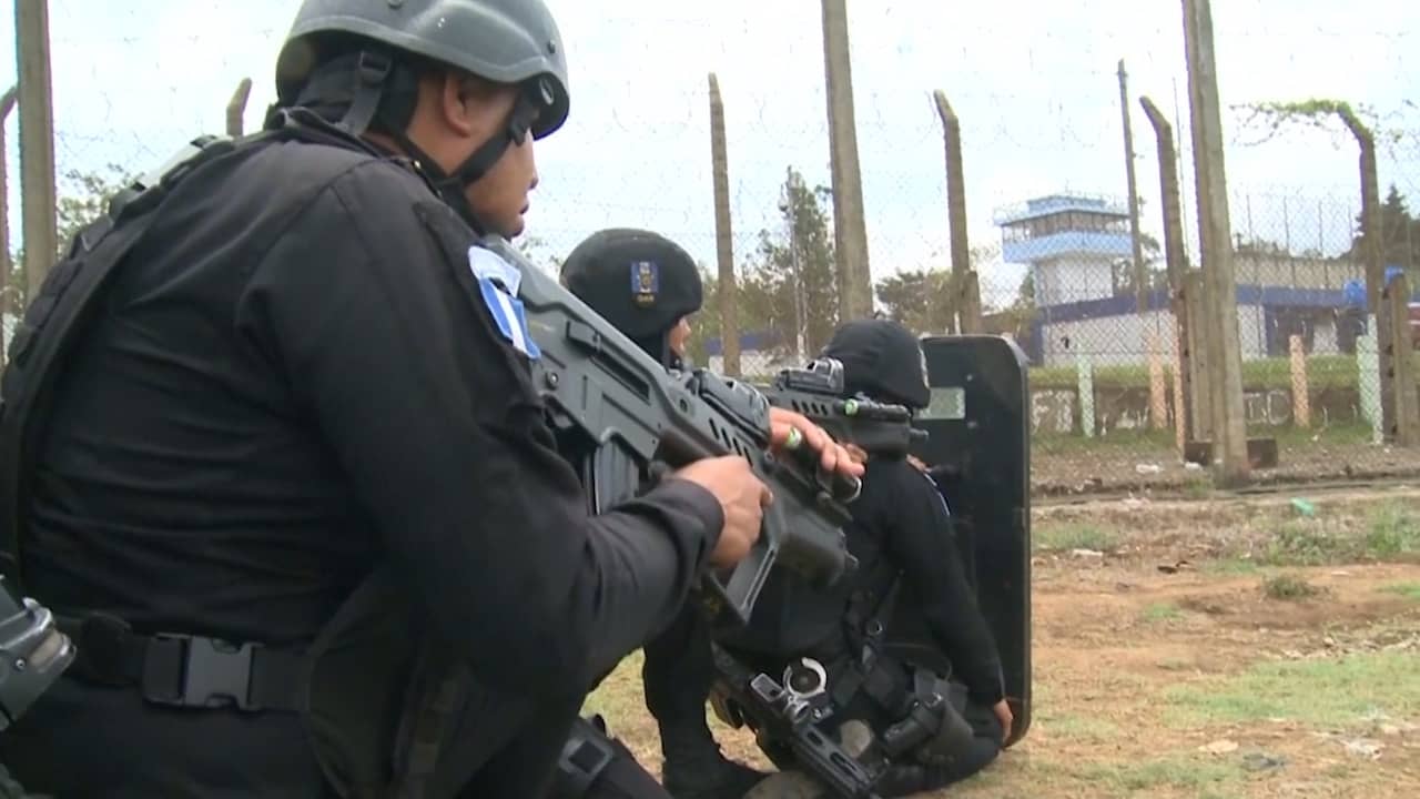 Beeld uit video: Troepen rukken uit na schietpartij in gevangenis Guatemala