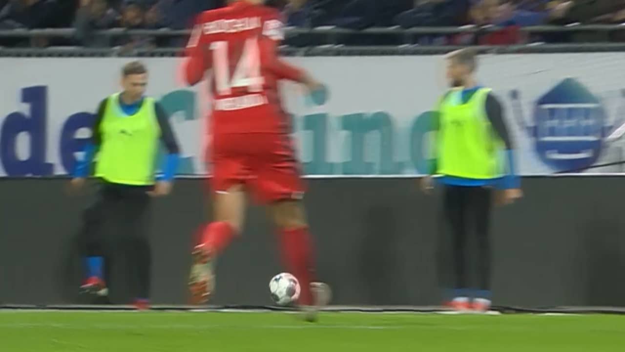 Beeld uit video: Wisselspeler veroorzaakt penalty in Tweede Bundesliga