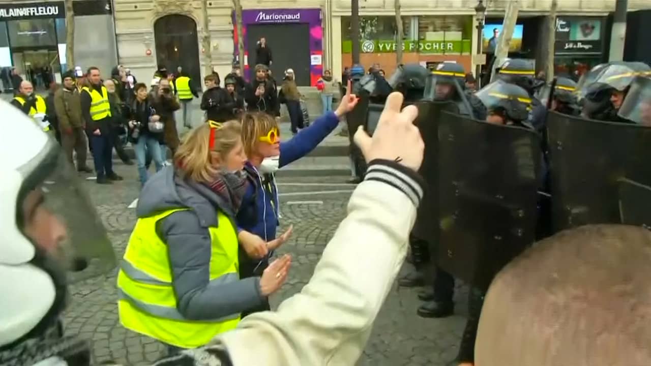 Beeld uit video: Grimmige sfeer bij nieuw protest 'Gele Hesjes' Parijs