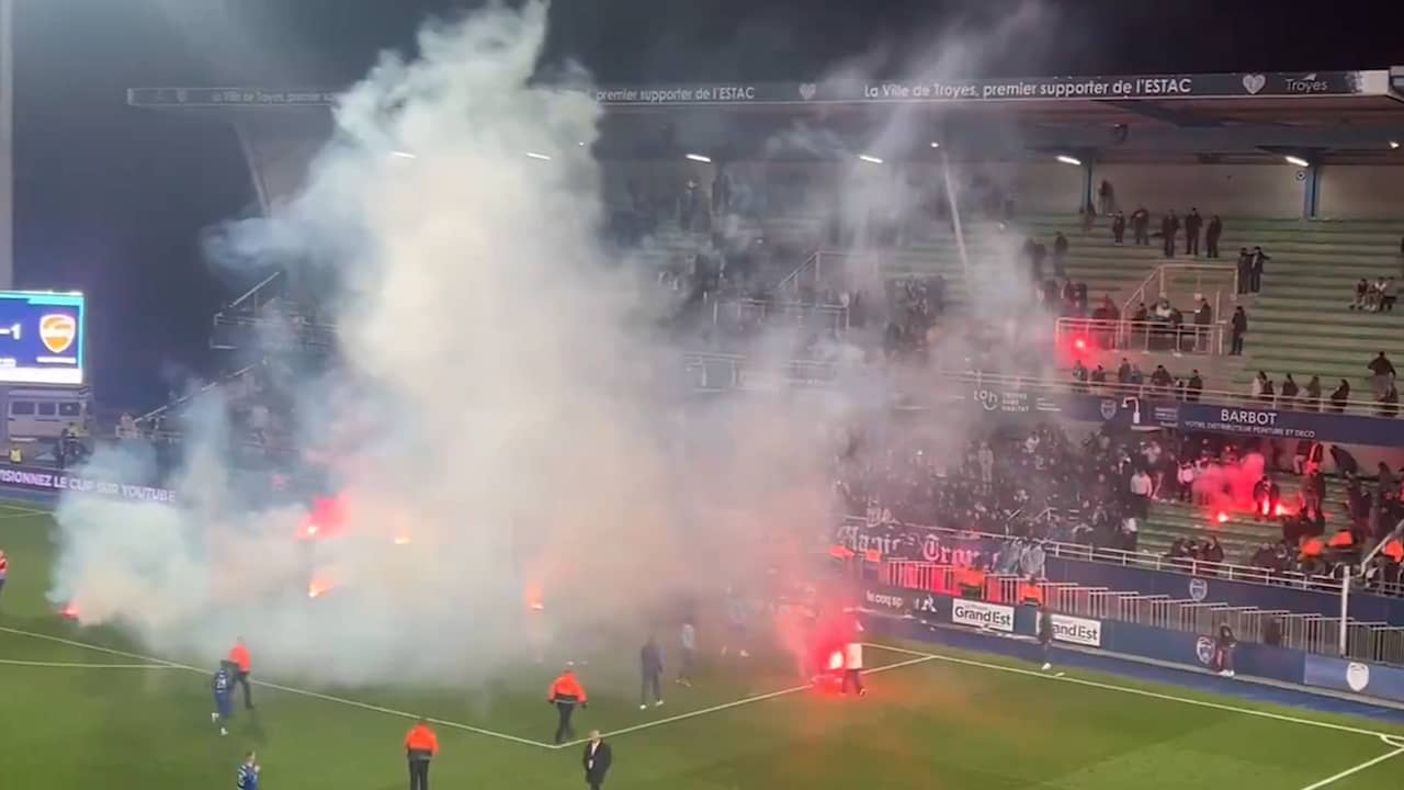 Beeld uit video: Spelers Franse voetbalclub gooien vuurwerk terug naar eigen aanhang